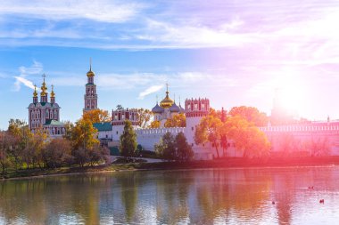 Güneşli bir sonbahar gününde Novodevichy manastırı (Bogoroditse-Smolensky manastırı) ve büyük Novodevichy göleti manzarası. Moskova, Rusya. UNESCO dünya mirası sahası
