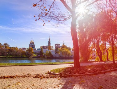 Güneşli bir sonbahar gününde Novodevichy manastırı (Bogoroditse-Smolensky manastırı) ve büyük Novodevichy göleti manzarası. Moskova, Rusya. UNESCO dünya mirası sahası