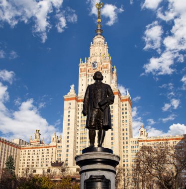 Moskova Devlet Üniversitesi 'nin (MSU) gökyüzünün arka planında Mikhail Vasilyevich Lomonosov (heykeltıraş N. V. Tomsky ve mimar L. V. Rudnev, 1953) anıtı görülüyor.  