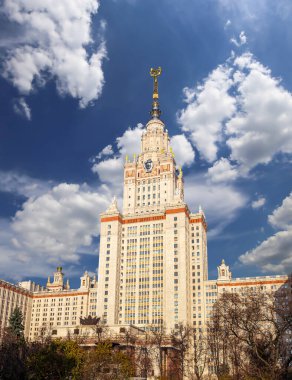 Sparrow Hills 'teki Lomonosov Moskova Devlet Üniversitesi' nin ana binası (gökyüzünün arka planı bulutlu). Rusya 'nın en üst düzey eğitim kurumudur. Rusya