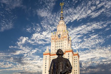 Moskova Devlet Üniversitesi 'nin (MSU) gökyüzünün arka planında Mikhail Vasilyevich Lomonosov (heykeltıraş N. V. Tomsky ve mimar L. V. Rudnev, 1953) anıtı görülüyor.  