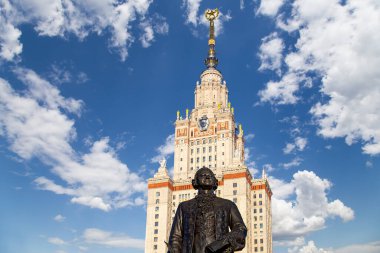 Moskova Devlet Üniversitesi 'nin (MSU) gökyüzünün arka planında Mikhail Vasilyevich Lomonosov (heykeltıraş N. V. Tomsky ve mimar L. V. Rudnev, 1953) anıtı görülüyor.  