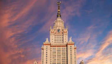 Sparrow Hills 'teki Lomonosov Moskova Devlet Üniversitesi' nin ana binası (gökyüzünün arka planı bulutlu). Rusya 'nın en üst düzey eğitim kurumudur. Rusya