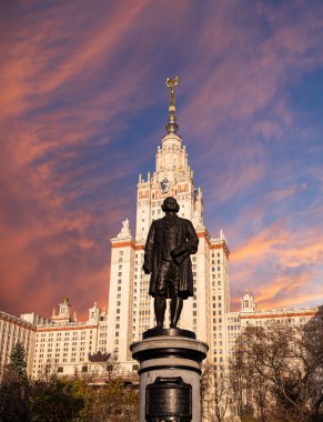 Moskova Devlet Üniversitesi 'nin (MSU) gökyüzünün arka planında Mikhail Vasilyevich Lomonosov (heykeltıraş N. V. Tomsky ve mimar L. V. Rudnev, 1953) anıtı görülüyor.  