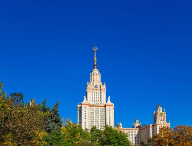 Sparrow Hills 'teki Lomonosov Moskova Devlet Üniversitesi' nin ana binası (sonbahar güneşli günü). Rusya 'nın en üst düzey eğitim kurumudur. Rusya  