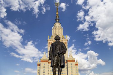 Moskova Devlet Üniversitesi 'nin (MSU) gökyüzünün arka planında Mikhail Vasilyevich Lomonosov (heykeltıraş N. V. Tomsky ve mimar L. V. Rudnev, 1953) anıtı görülüyor.  