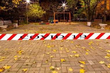 Moskova, Rusya 'da Coronavirus. Bir sonbahar gecesinde boş bir oyun parkı yerleşim alanlarından birinde. Covid-19 işareti. COVID salgını ve seyahat kavramı