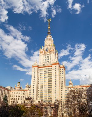 Sparrow Hills 'teki Lomonosov Moskova Devlet Üniversitesi' nin ana binası (gökyüzünün arka planı bulutlu). Rusya 'nın en üst düzey eğitim kurumudur. Rusya