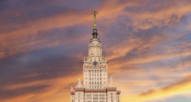 Sparrow Hills 'teki Lomonosov Moskova Devlet Üniversitesi' nin ana binası (gökyüzünün arka planı bulutlu). Rusya 'nın en üst düzey eğitim kurumudur. Rusya