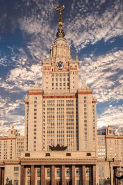 Sparrow Hills 'teki Lomonosov Moskova Devlet Üniversitesi' nin ana binası (gökyüzünün arka planı bulutlu). Rusya 'nın en üst düzey eğitim kurumudur. Rusya