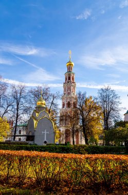 Novodevichy manastırı (Bogoroditse-Smolensky manastırı) güneşli bir sonbahar gününde. Sekizgen çan kulesi. Moskova, Rusya. UNESCO dünya mirası sahası