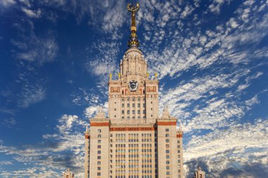 Sparrow Hills 'teki Lomonosov Moskova Devlet Üniversitesi' nin ana binası (gökyüzünün arka planı bulutlu). Rusya 'nın en üst düzey eğitim kurumudur. Rusya