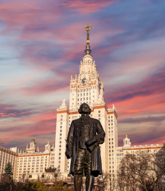 Moskova Devlet Üniversitesi 'nin (MSU) gökyüzünün arka planında Mikhail Vasilyevich Lomonosov (heykeltıraş N. V. Tomsky ve mimar L. V. Rudnev, 1953) anıtı görülüyor.  