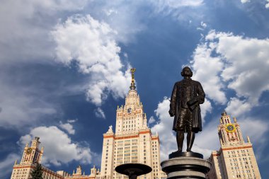 Moskova Devlet Üniversitesi 'nin (MSU) gökyüzünün arka planında Mikhail Vasilyevich Lomonosov (heykeltıraş N. V. Tomsky ve mimar L. V. Rudnev, 1953) anıtı görülüyor.  