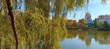 Novodevichy manastırı (Bogoroditse-Smolensky manastırı) ve güneşli bir sonbahar gününde büyük Novodevichy göleti manzarası (panoramik manzara). Moskova, Rusya. UNESCO dünya mirası sahası