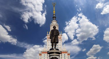 Moskova Devlet Üniversitesi 'nin (MSU) gökyüzünün arka planında Mikhail Vasilyevich Lomonosov (heykeltıraş N. V. Tomsky ve mimar L. V. Rudnev, 1953) anıtı görülüyor.  