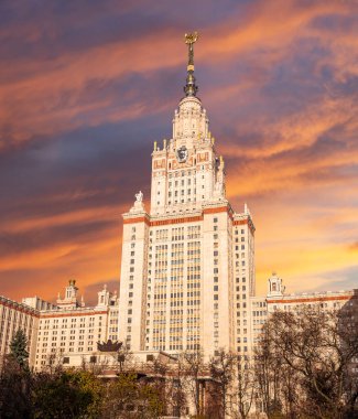 Sparrow Hills 'teki Lomonosov Moskova Devlet Üniversitesi' nin ana binası (gökyüzünün arka planı bulutlu). Rusya 'nın en üst düzey eğitim kurumudur. Rusya