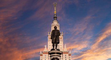 Moskova Devlet Üniversitesi 'nin (MSU) gökyüzünün arka planında Mikhail Vasilyevich Lomonosov (heykeltıraş N. V. Tomsky ve mimar L. V. Rudnev, 1953) anıtı görülüyor.  