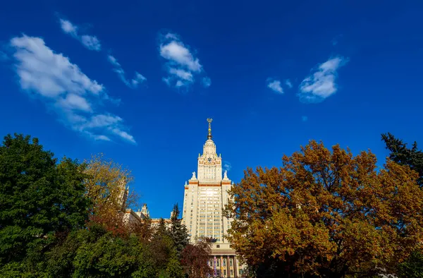 Das Hauptgebäude Der Staatlichen Lomonossow Universität Moskau Auf Den Spatzenbergen — Stockfoto