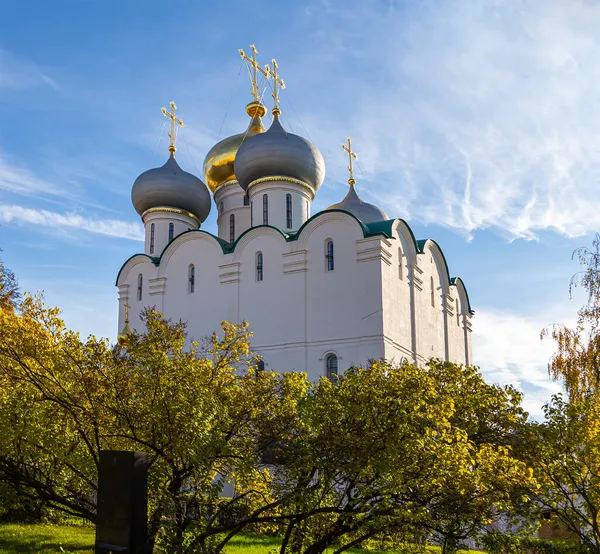 Novodevichy Klasztor Bogoroditse Smolensky Klasztor Słoneczny Jesienny Dzień Katedra Matki — Zdjęcie stockowe