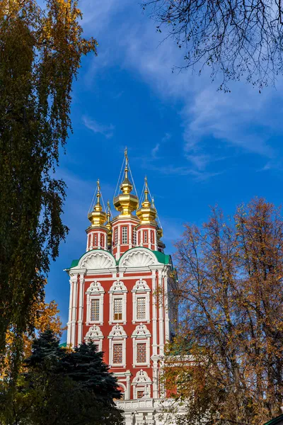 晴れた秋の日にNovodevichy修道院 ボゴロディツェ スモレンスキー修道院 救い主の変容の門教会 モスクワ ロシア ユネスコ世界遺産 — ストック写真