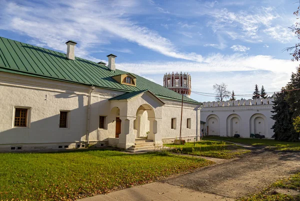 晴れた秋の日にNovodevichy修道院 ボゴロディツェ スモレンスキー修道院 モスクワ ロシア ユネスコ世界遺産 — ストック写真