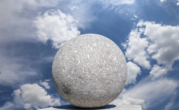 Grote Granieten Bal Achtergrond Van Lucht Met Wolken — Stockfoto