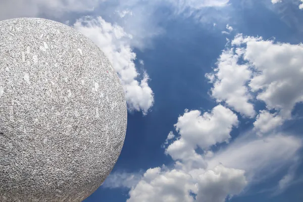 Gran Bola Granito Fondo Del Cielo Con Nubes — Foto de Stock