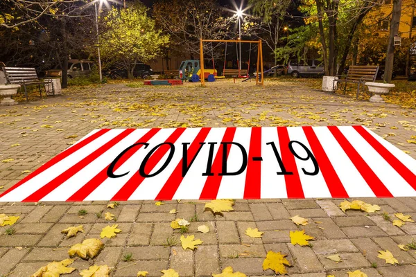 Coronavirus Moskva Ryssland Tom Lekplats Höstkväll Ett Bostadsområdena Covid Skylt — Stockfoto