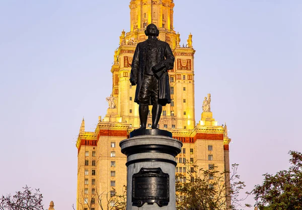 Widok Pomnika Michaiła Wasiliewicza Łomonosowa Jesienny Wieczór Strony Głównego Budynku — Zdjęcie stockowe