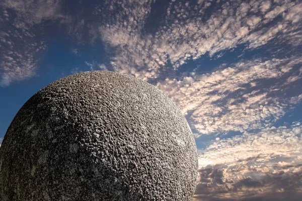 Большой Гранитный Шар Фоне Неба Облаками — стоковое фото