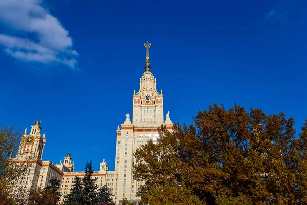 位于斯派洛山上的罗蒙诺索夫莫斯科国立大学主楼 秋天阳光明媚 它是俄罗斯最高级别的教育机构 俄罗斯 — 图库照片