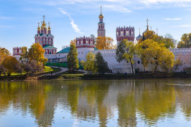 Güneşli bir sonbahar gününde Novodevichy manastırı (Bogoroditse-Smolensky manastırı) ve büyük Novodevichy göleti manzarası. Moskova, Rusya. UNESCO dünya mirası sahası