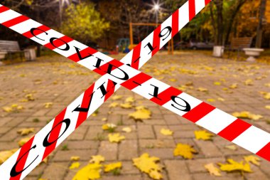 Moskova, Rusya 'da Coronavirus. Konut alanlarından birinde (bulanık manzara) bir sonbahar gecesinde boş bir oyun alanı. Covid-19 işareti. COVID salgını ve seyahat kavramı.