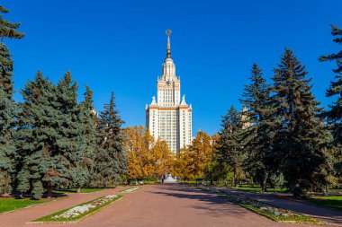 Sparrow Hills 'teki Lomonosov Moskova Devlet Üniversitesi' nin ana binası (sonbahar güneşli günü). Rusya 'nın en üst düzey eğitim kurumudur. Rusya  