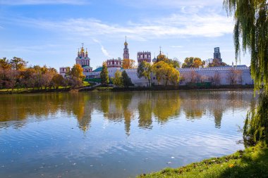 Güneşli bir sonbahar gününde Novodevichy manastırı (Bogoroditse-Smolensky manastırı) ve büyük Novodevichy göleti manzarası. Moskova, Rusya. UNESCO dünya mirası sahası