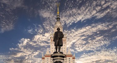Moskova Devlet Üniversitesi 'nin (MSU) gökyüzünün arka planında Mikhail Vasilyevich Lomonosov (heykeltıraş N. V. Tomsky ve mimar L. V. Rudnev, 1953) anıtı görülüyor.  