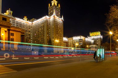 Sparrow Hills 'teki Lomonosov Moskova Devlet Üniversitesi' nin ana binası (sonbahar akşamı). Rusya 'nın en üst düzey eğitim kurumudur. Rusya 