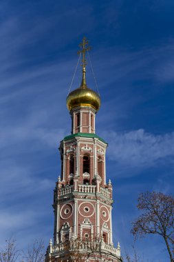 Novodevichy manastırı (Bogoroditse-Smolensky manastırı) güneşli bir sonbahar gününde. Sekizgen çan kulesi. Moskova, Rusya. UNESCO dünya mirası sahası