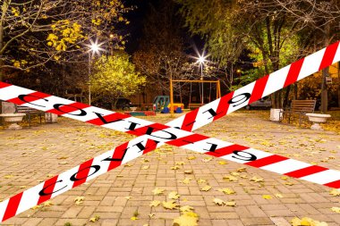 Moskova, Rusya 'da Coronavirus. Bir sonbahar gecesinde boş bir oyun parkı yerleşim alanlarından birinde. Covid-19 işareti. COVID salgını ve seyahat kavramı