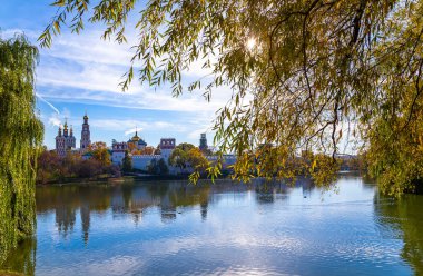 Güneşli bir sonbahar gününde Novodevichy manastırı (Bogoroditse-Smolensky manastırı) ve büyük Novodevichy göleti manzarası. Moskova, Rusya. UNESCO dünya mirası sahası
