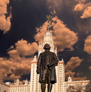 Moskova Devlet Üniversitesi 'nin (MSU) gökyüzünün arka planında Mikhail Vasilyevich Lomonosov (heykeltıraş N. V. Tomsky ve mimar L. V. Rudnev, 1953) anıtı görülüyor.  