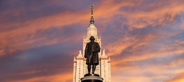 Moskova Devlet Üniversitesi 'nin (MSU) gökyüzünün arka planında Mikhail Vasilyevich Lomonosov (heykeltıraş N. V. Tomsky ve mimar L. V. Rudnev, 1953) anıtı görülüyor.  