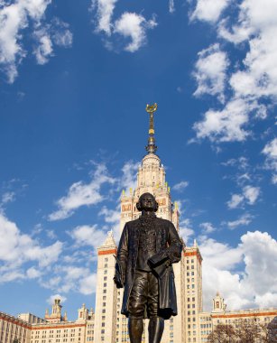 Moskova Devlet Üniversitesi 'nin (MSU) gökyüzünün arka planında Mikhail Vasilyevich Lomonosov (heykeltıraş N. V. Tomsky ve mimar L. V. Rudnev, 1953) anıtı görülüyor.  