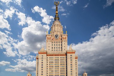 Sparrow Hills 'teki Lomonosov Moskova Devlet Üniversitesi' nin ana binası (gökyüzünün arka planı bulutlu). Rusya 'nın en üst düzey eğitim kurumudur. Rusya