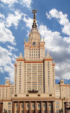 Sparrow Hills 'teki Lomonosov Moskova Devlet Üniversitesi' nin ana binası (gökyüzünün arka planı bulutlu). Rusya 'nın en üst düzey eğitim kurumudur. Rusya