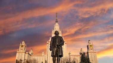 Moskova Devlet Üniversitesi 'nin (MSU) gökyüzünün arka planında Mikhail Vasilyevich Lomonosov (heykeltıraş N. V. Tomsky ve mimar L. V. Rudnev, 1953) anıtı görülüyor.  