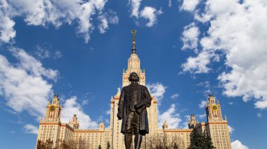 Moskova Devlet Üniversitesi 'nin (MSU) gökyüzünün arka planında Mikhail Vasilyevich Lomonosov (heykeltıraş N. V. Tomsky ve mimar L. V. Rudnev, 1953) anıtı görülüyor.  