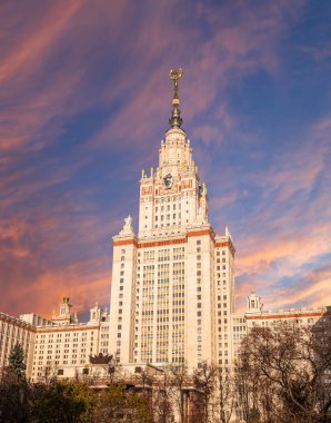 Sparrow Hills 'teki Lomonosov Moskova Devlet Üniversitesi' nin ana binası (gökyüzünün arka planı bulutlu). Rusya 'nın en üst düzey eğitim kurumudur. Rusya