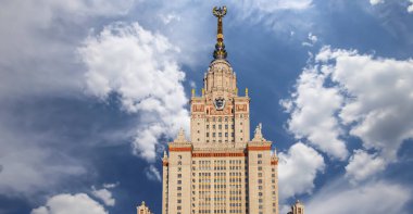 Sparrow Hills 'teki Lomonosov Moskova Devlet Üniversitesi' nin ana binası (gökyüzünün arka planı bulutlu). Rusya 'nın en üst düzey eğitim kurumudur. Rusya